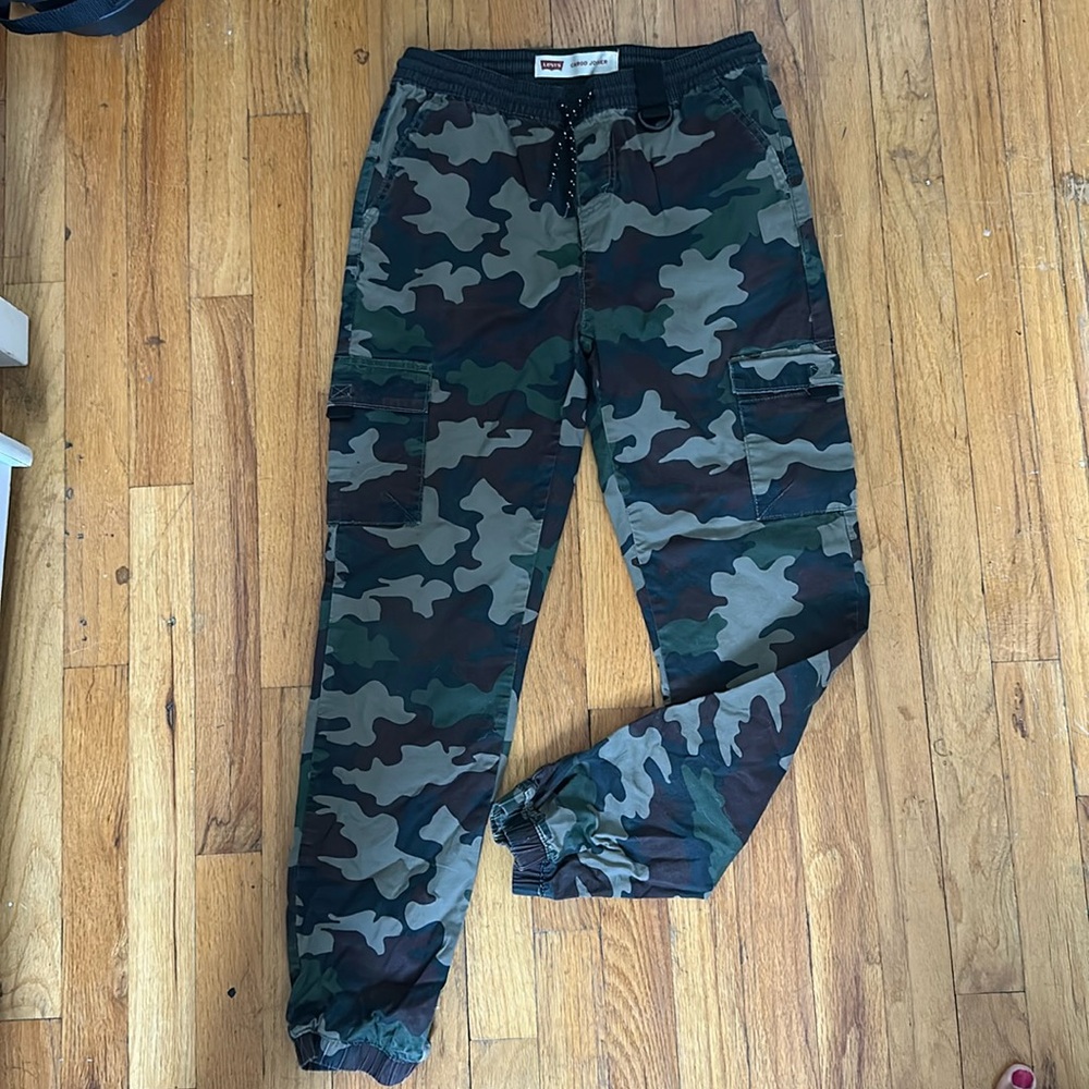 Levi’s camo cargo joggers